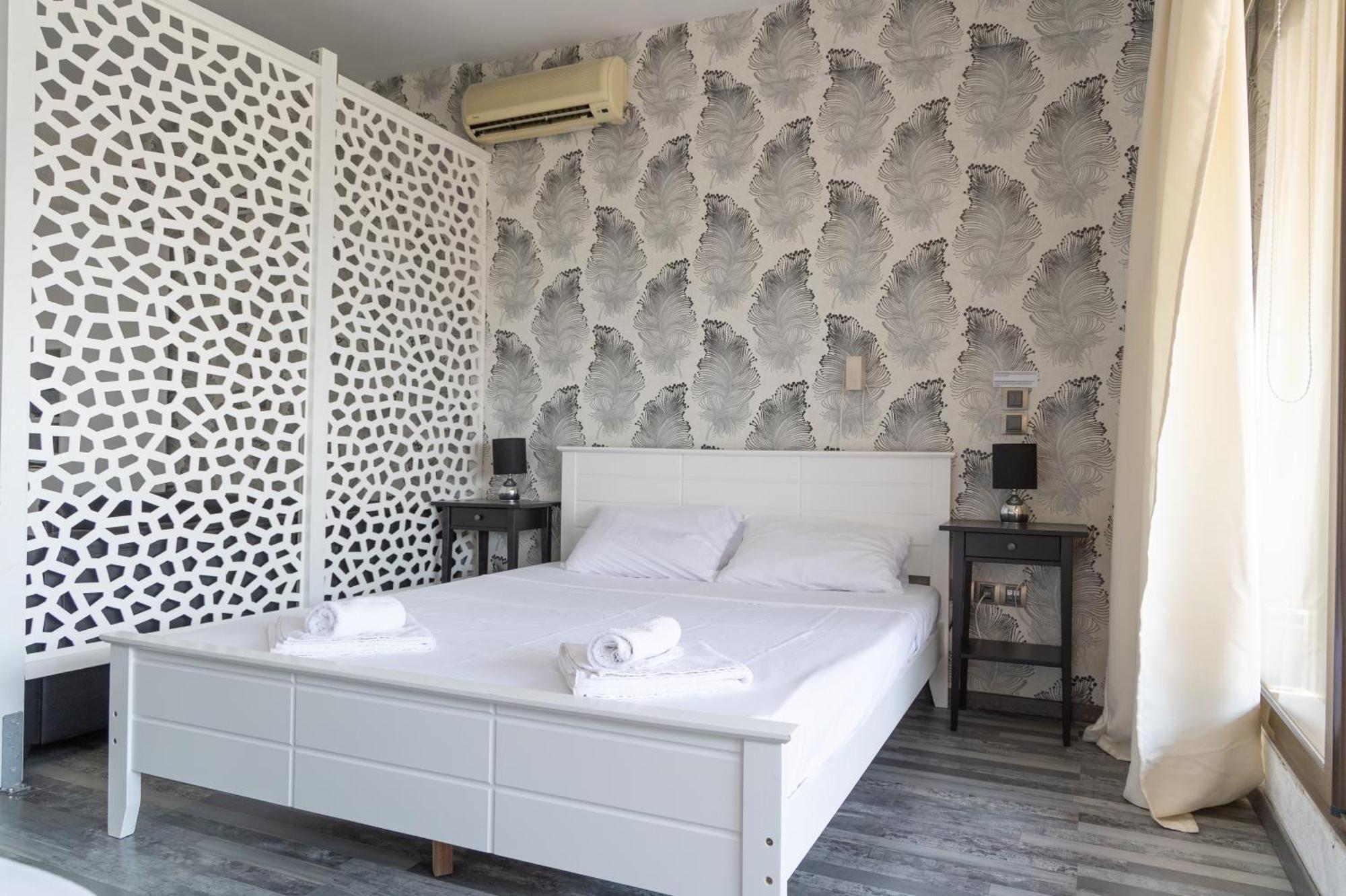 Center Iii By Casa D'oro