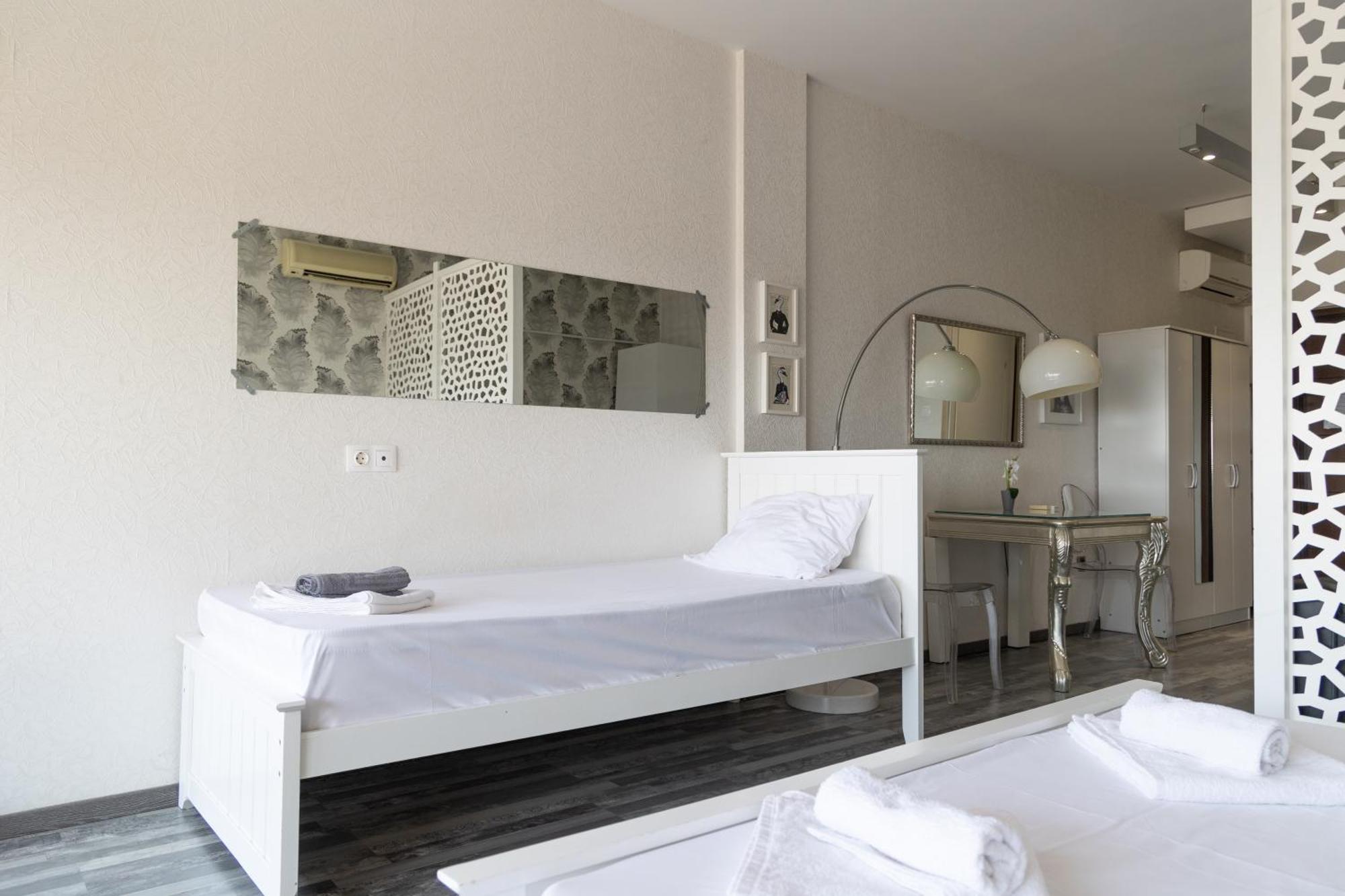 Center Iii By Casa D'oro *