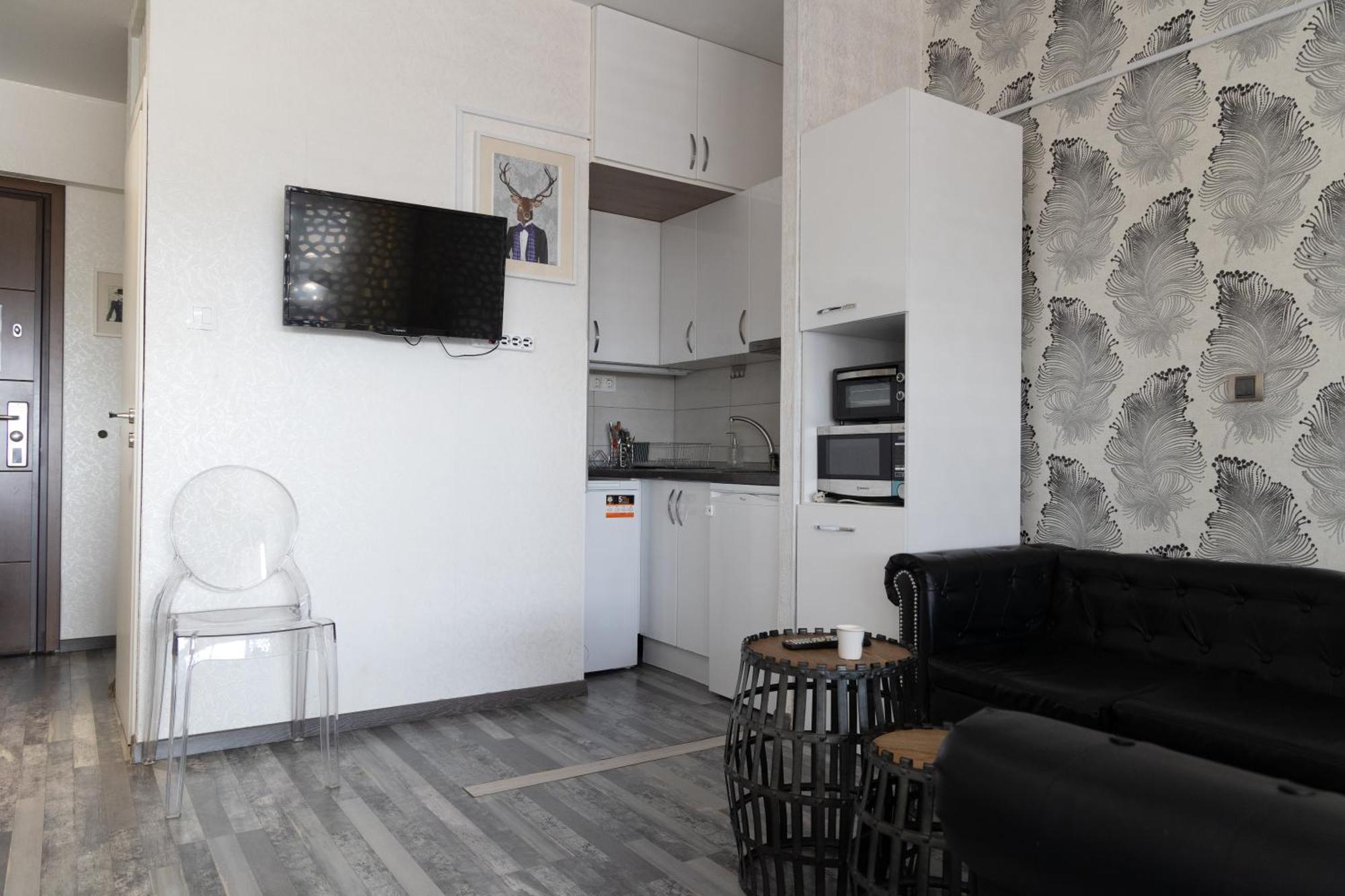 Center Iii By Casa D'oro